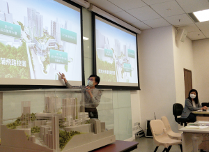 HKU representative introducing Pokfield Campus at the Briefing Session held on 13 September 2021